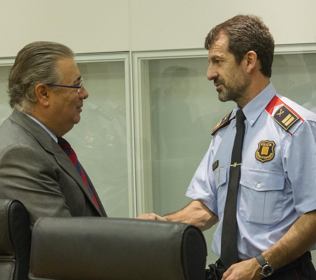 El ministro de Interior, Juan Ignacio Zoido, con el nuevo mayor de los Mossos, Ferrán López, en una reunión anterior por los atentados de Barcelona.