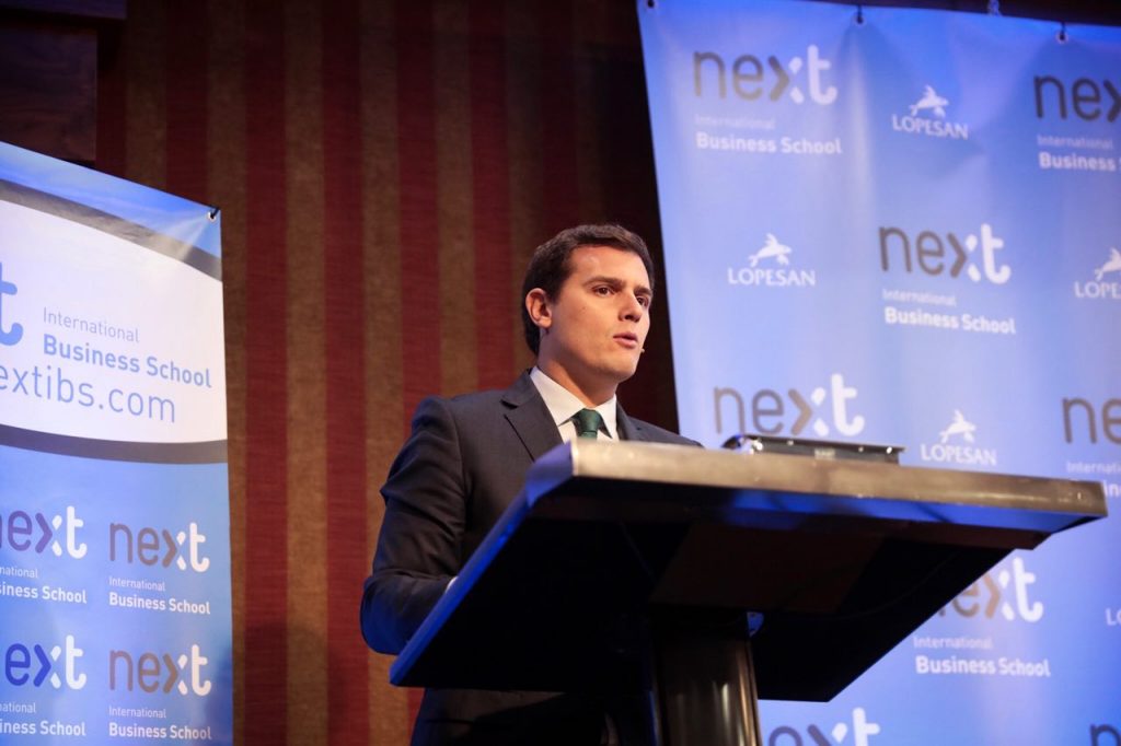 Albert Rivera dirige una alocución en la escuela de negocios Next IBS