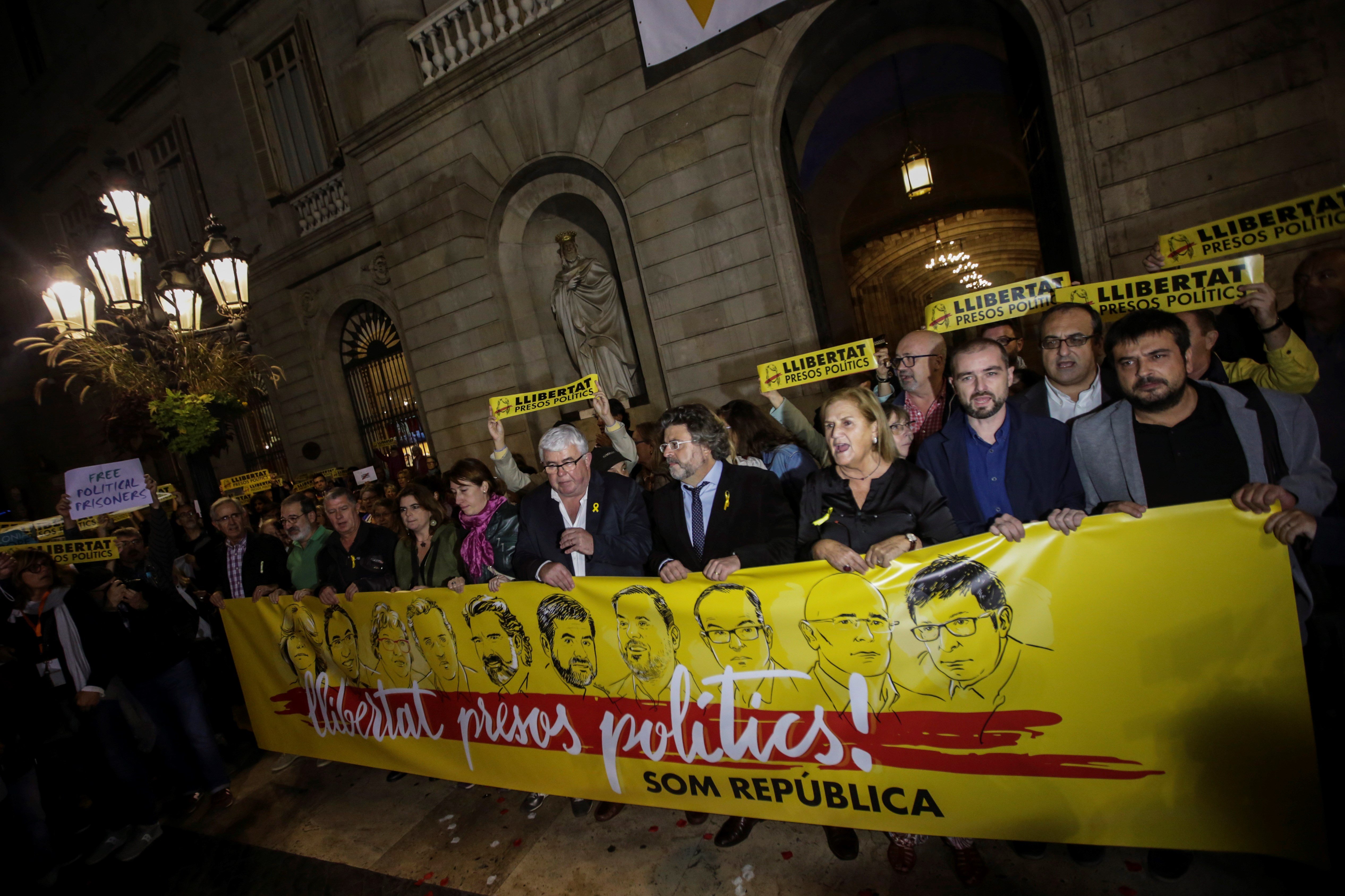 Concentración frente al Ayuntamiento de Barcelona para reclamar la liberación de los consellers y de los Jordis.