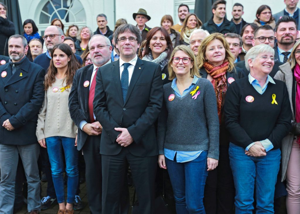 Puigdemont con miembros de Juntos por Cataluña, en Brujas