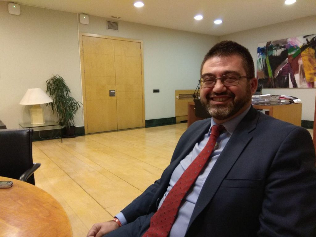 El concejal de Economía y Hacienda de IU, Carlos Sánchez Mato, en su despacho.