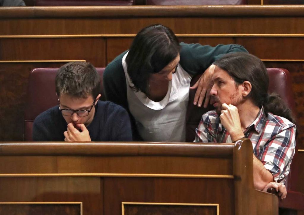 El secretario de Análisis Estratégico y Cambio Político, Íñigo Errejón, la diputada Carolina Bescansa y el secretario general de Podemos, Pablo Iglesias (de izq. a dcha.) en el Congreso.