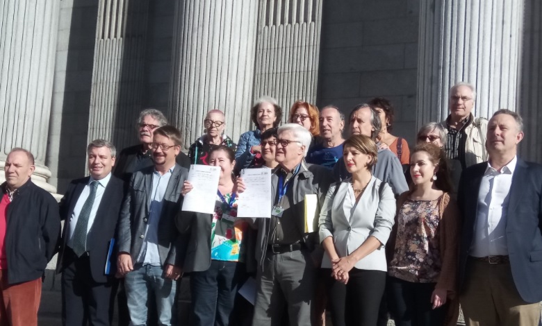 Los miembros de CeAQUA junto a varios diputados tras registrar el proyecto de ley para modificar la Ley de Amnistía y el Código Penal el pasado 25 de octubre
