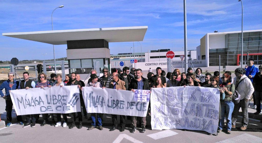 Imagen de una protesta este fin de semana frente a la cárcel de Archidona (Málaga) donde han internado a más de 500 personas migrantes a pesar de no ser un CIE.