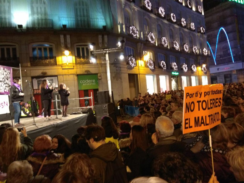 Lectura del manifiesto en la Puerta del Sol al final de la marcha del 25N en Madrid. 