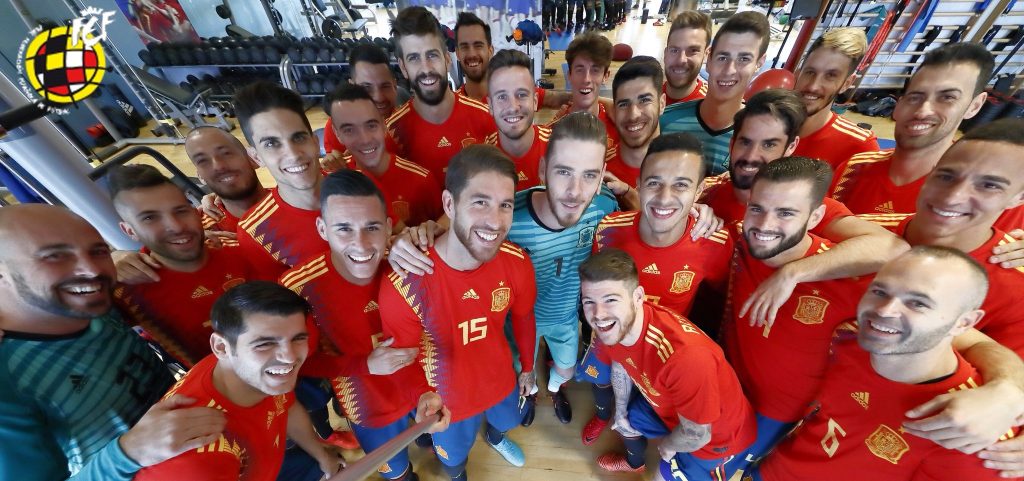 Los jugadores de la selección española de fútbol se hacen un selfi con la nueva camiseta