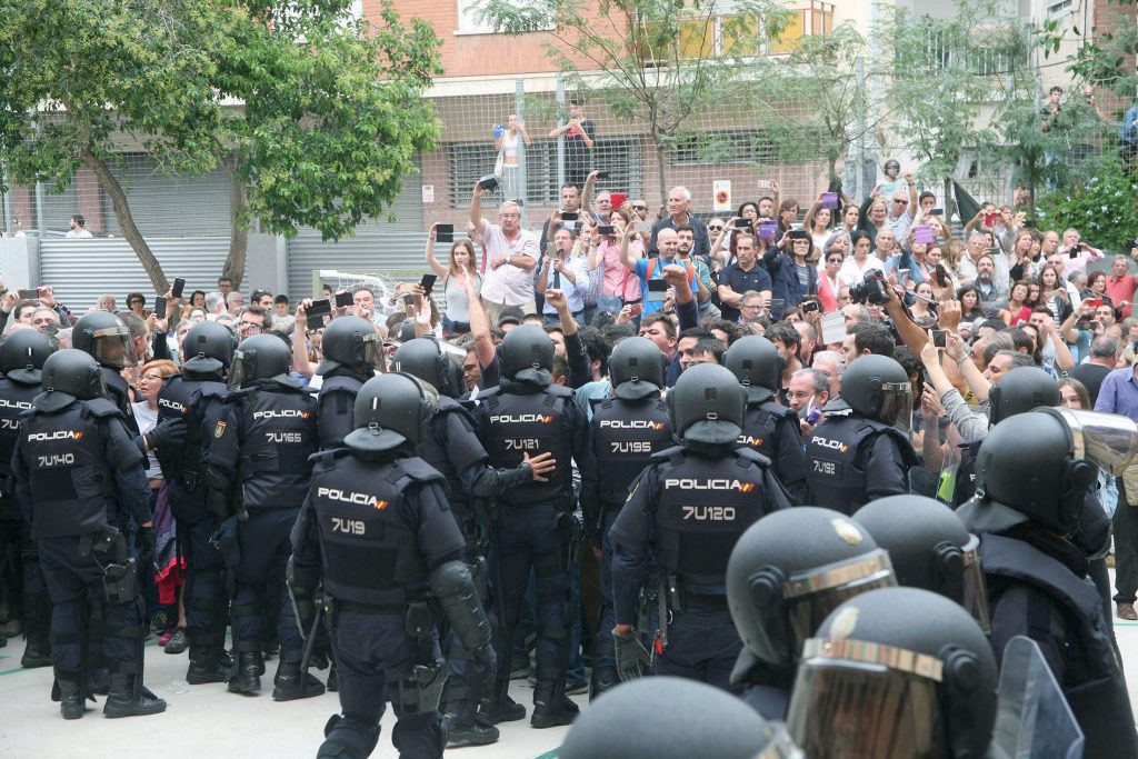 POLICÍA NACIONAL Y G.CIVIL ACTÚAN PARA EVITAR LA VOTACIÓN DEL 1-O EN COLEGIOS