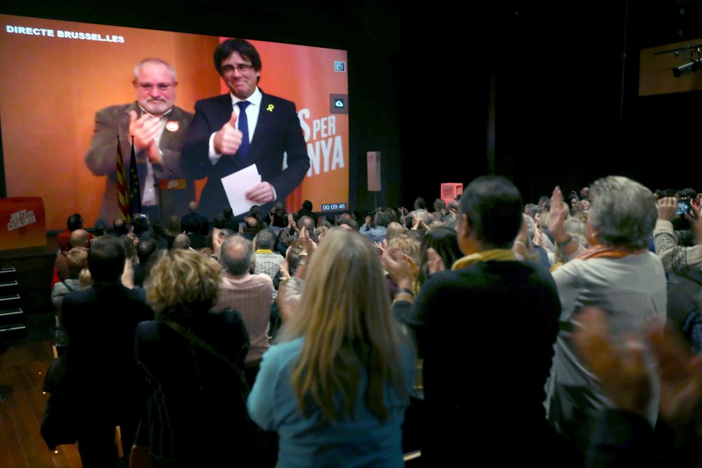 Videoconferencia desde Bruselas con Carles Puigdemont y Lluis Puig en los momentos finales del mitin de Junts per Catalunya en Terrassa