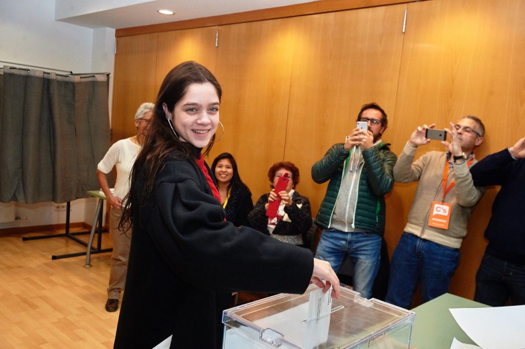 Laura Sancho vota en nombre de Carles Puigdemont