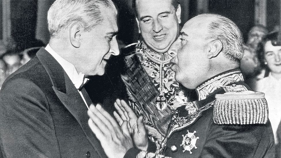 oliveira salazar escucha a Franco en 1949.
