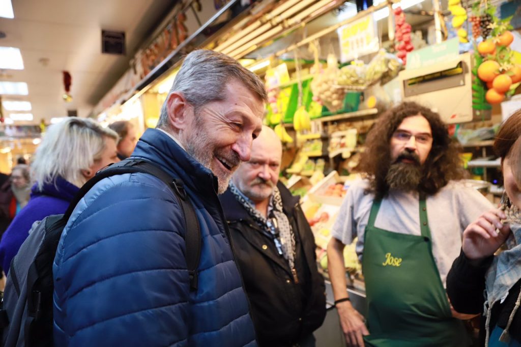 El ex JEMAD y nuevo secretario general de Podemos Madrid capital, Julio Rodríguez, en el mercado madrileño de Antón Madrid en una foto de campaña.