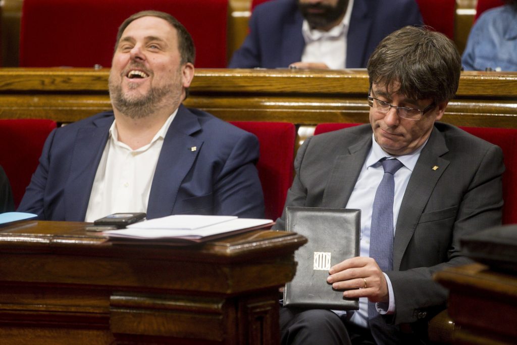 Oriol Junqueras y Carles Puigdemont en el Parlament catalán.