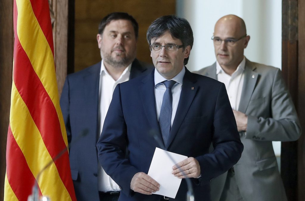 De izquierda a derecha, Oriol Junqueras, Carles Pujigdemont y Raúl Romeva