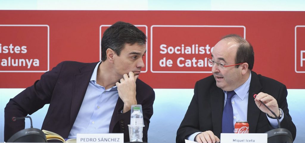 Pedro Sánchez y Miquel Iceta conversan durante la reunión de la Ejecutiva del PSC