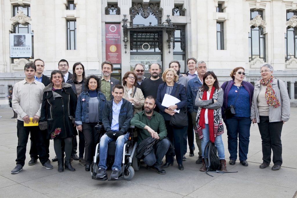 Manuela Carmena, junto con los miembros del equipo de Ahora Podemos