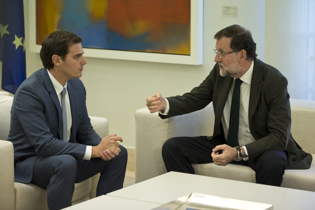 El presidente del Gobierno, Mariano Rajoy, recibe en La Moncloa al presidente de Ciudadanos, Albert Rivera