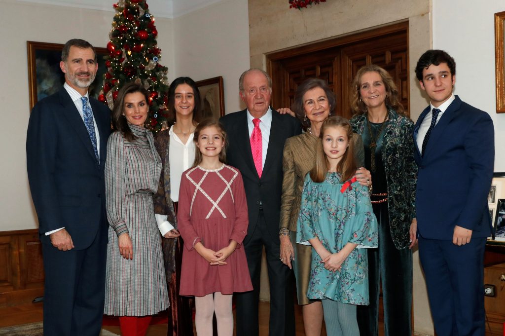 El Rey Juan Carlos posa con parte de su familia, el pasado 5 de enero, con motivo de la celebración de su 80 cumpleaños, en el Palacio de La Zarzuela