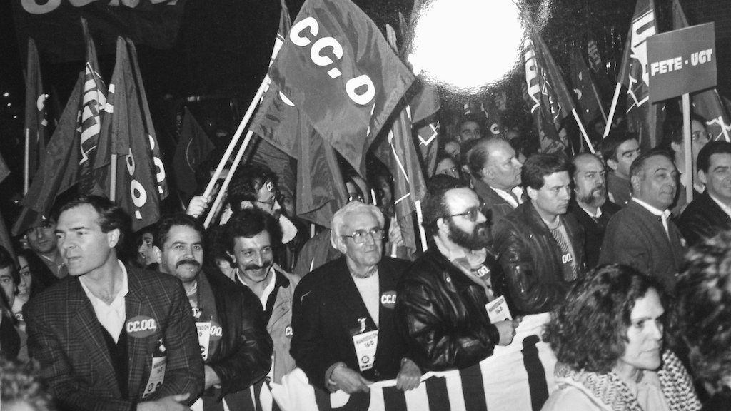 Imagen de archivo del primer secretario general de CCOO, Marcelino Camacho, sujetando la pancarta en una protesta junto a otros compañeros como el exdirigente de CCOO Agustín Moreno (izquierda).