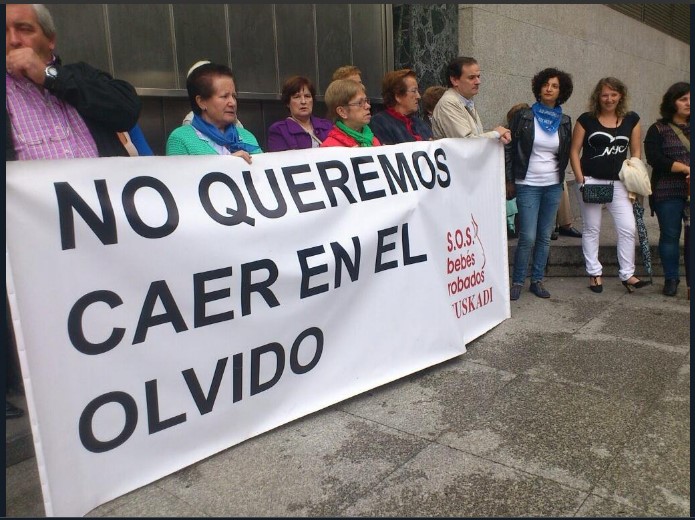 Imagen de una protesta de S.O.S. Bebés Robados Euskadi en el año 2013.