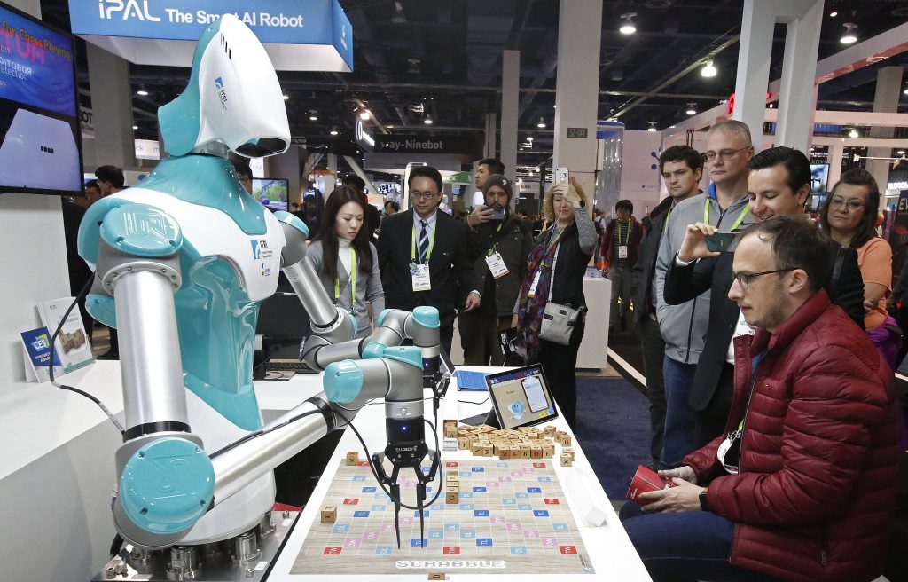 Un hombre juega al Scrabble con iPAL, el robot de la taiwanesa Industrial Technology Research Institute (ITRI)