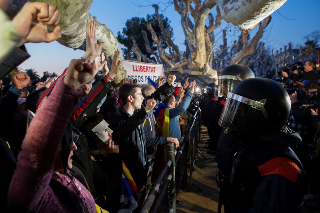 TENSIÓN FRENTE AL PARLAMENT AL INTENTAR MANIFESTANTES DERRIBAR LAS VALLAS DE SEGURIDAD