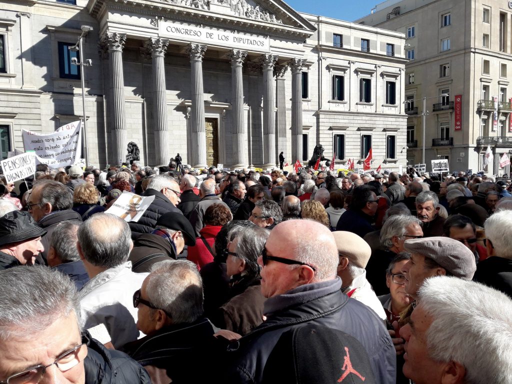 Miles de jubilados cortan el acceso al Congreso de los Diputados para reclamar pensiones dignas