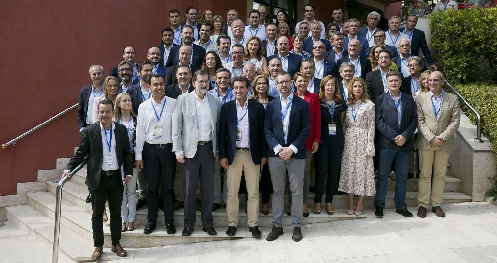 Mariano Rajoy con los participanmtes en la reunión de presidentes provinciales del Partido Popular