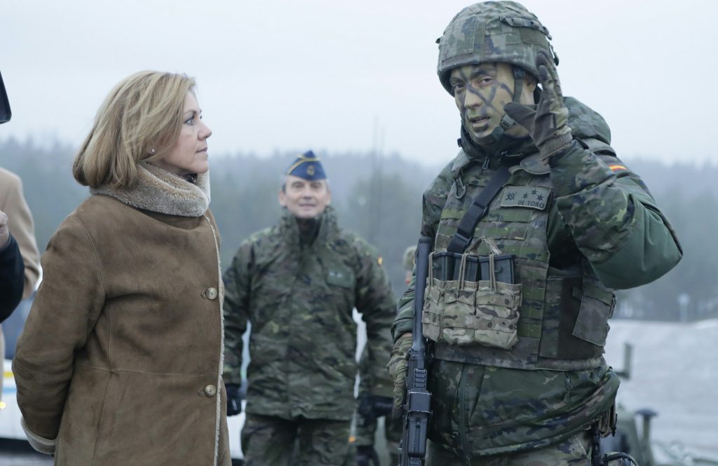 La ministra de Defensa María Dolores de Cospedal, conversa con un capitán español destacado en Letonia