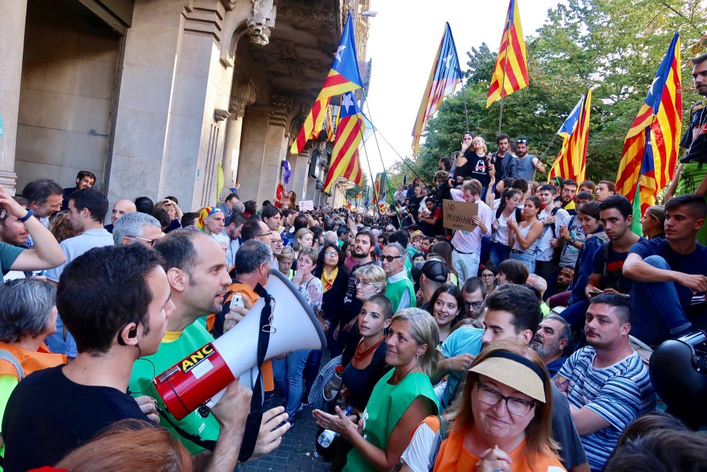 Concentración frente al Departamento de Economías y Hacienda de la Generalitat en Barcelona