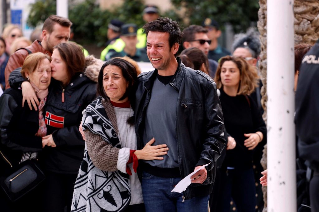Patricia y Ángel, padres de Gabriel Cruz, acompañan el féretro de su hijo hacia la catedral de Almería