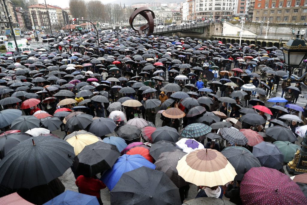 miles de jubilados volvieron a concentrarse frente al Ayuntamiento de Bilbao