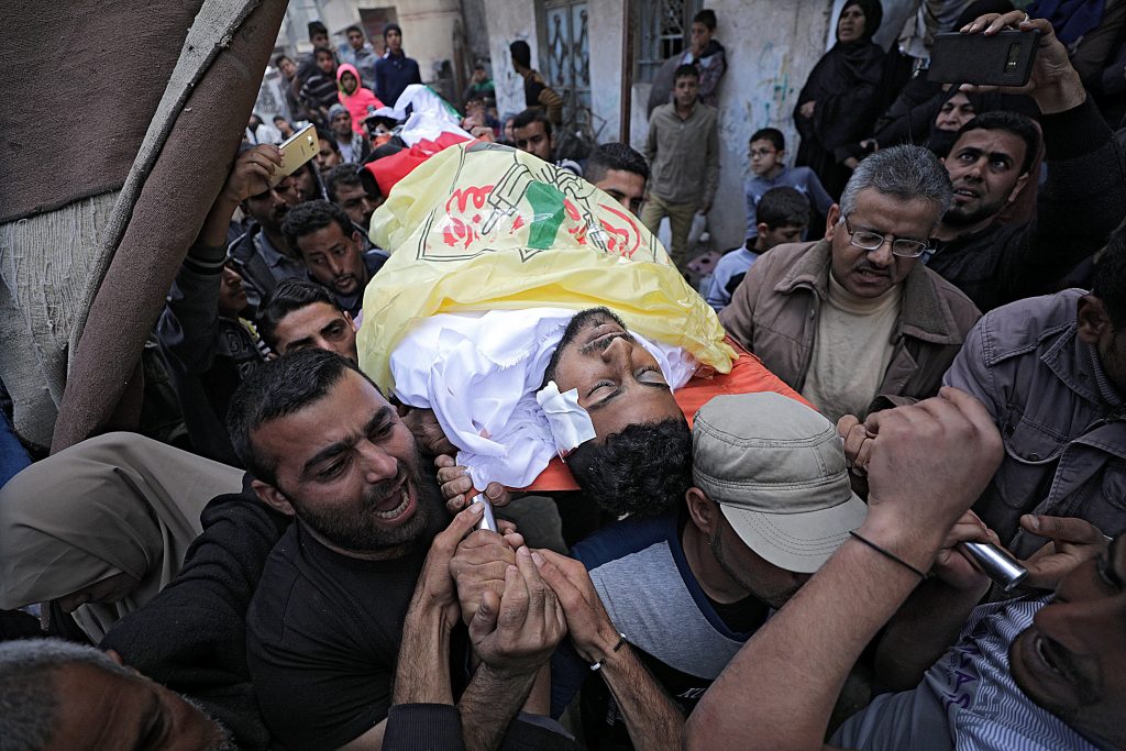 Palestinos portan el cuerpo de Jihad Abu Jamous, que fue abatido el viernes en los enfrentamientos con las tropas israelíes