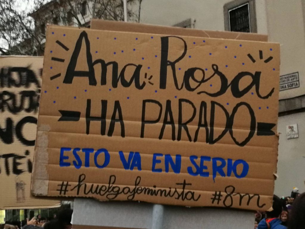 Un cartel de una manifestante bromea con el hecho de que Ana Rosa Quintana se sumase ayer a la huelga feminista