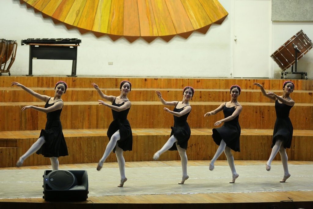 Actuación de unas bailarinas en una escuela de danza.