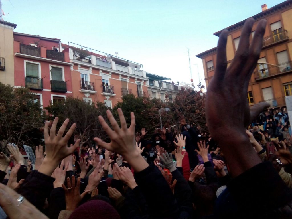 Imagen de las manos en alto en la Plaza Nelson Mandela (Lavapiés), lugar donde se convocó la concentración este viernes por la muerte de Mame Mbage.