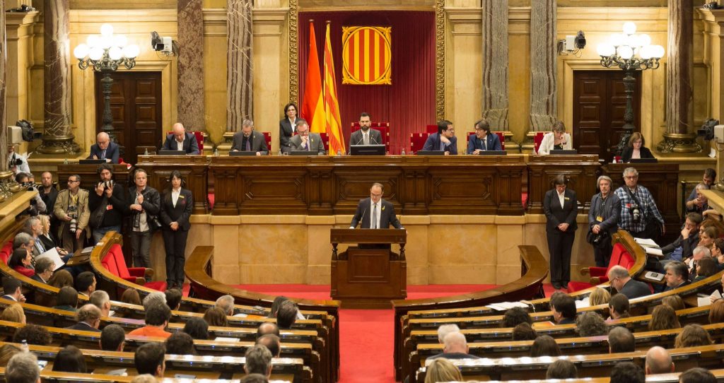 Jordi Turull lee su discurso en el Parlament de Catalunya durante la sesión de investidura de ayer