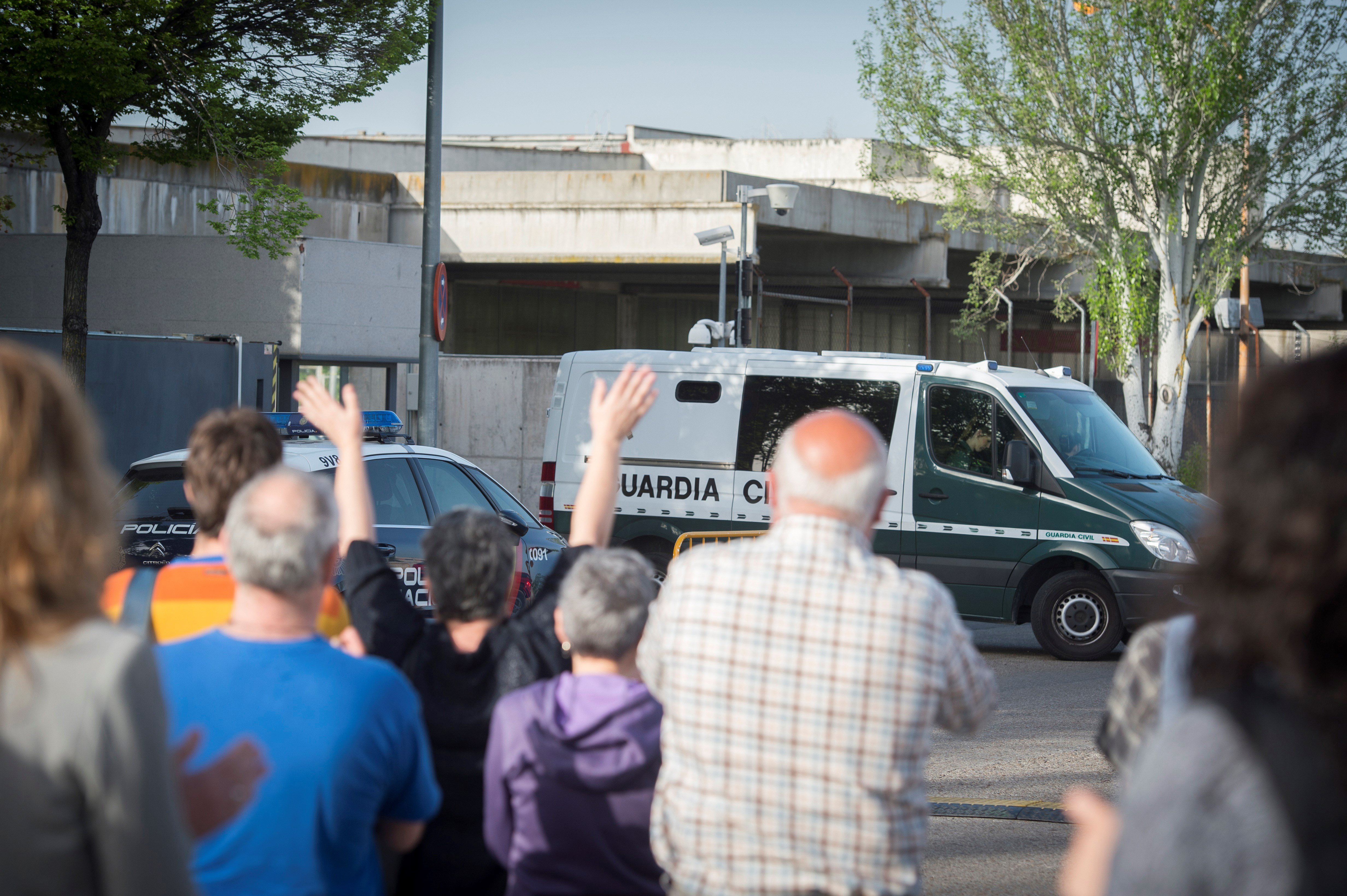 Varias personas protestan contra la imputación del delito de terrorismo en la octava jornada del juicio en la Audiencia Nacional por la agresión a dos guardias civiles en Alsasua (Navarra).