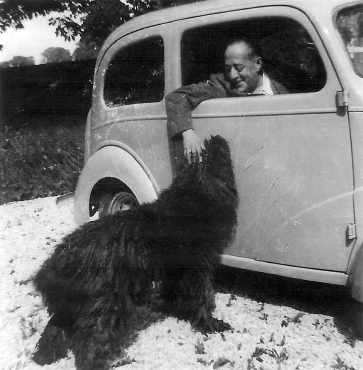 Arturo Barea y su perro Mickey.