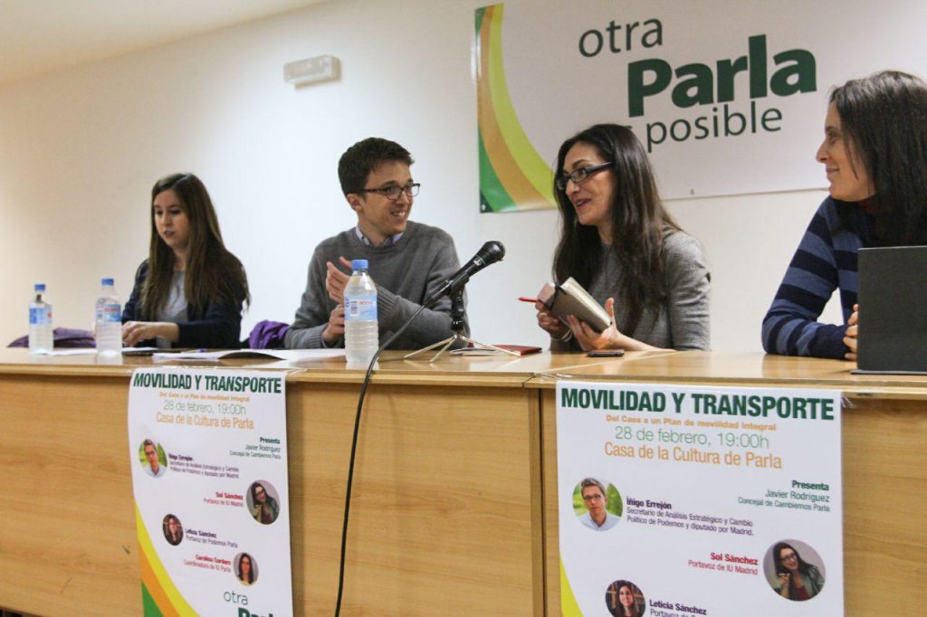 Íñigo Errejón, junto a la coportavoz de IU Madrid, ambos en el centro, en un acto conjunto.