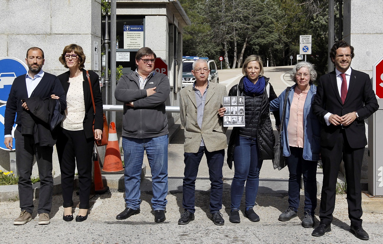 De izquierda a derecha, Héctor y Rosa Gil Rodríguez, nietos de Pedro Gil Calonge; Francisco Casado Blesa, nieto y sobrino nieto de José y Antonio Casado; Silvia Navarro, de la Asociación de Familiares Pro Exhumación de los Republicanos del Valle de los Caídos; Purificación Lapeña, nieta de Manuel Lapeña, y su abogado Eduardo Ranz, en la entrada del monumento, donde Patrimonio Nacional les impidió la entrada.