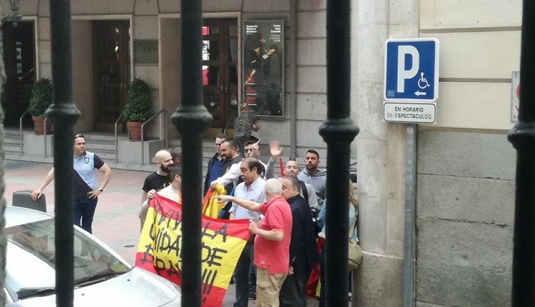 Un grupo de extrema derecha a las puertas de la Casa vasca.