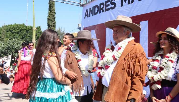 Andrés Manuel López Obrador (en el centro de la imagen), el candidato de la izquierda del Movimiento Regeneración Nacional (Morena) que aparece como favorito en las encuestas para optar a la Presidencia de México.