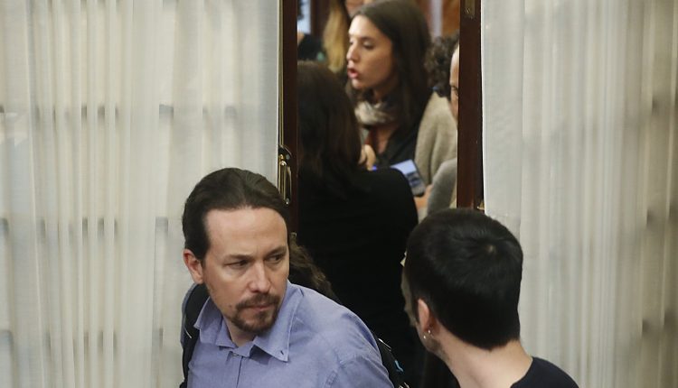 El líder de Podemos, Pablo Iglesias y la portavoz en el Congreso de la formación, Irene Montero, momentos antes del debate de las enmiendas parciales al proyecto delos PGE.
