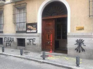 Pintadas fascistas en la Euskal Etxea.