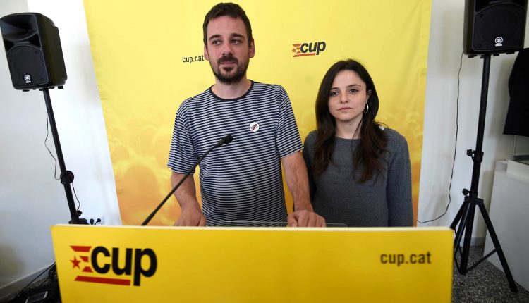 Los miembros de la CUP lluc Salelles y Maria Sirvent en rueda de prensa tras la reunión del consejo político que ha decidido hoy mantener las cuatro abstenciones de sus diputados en la votación de mañana en el Parlament, con las que harán posible la investidura de Quim Torra.