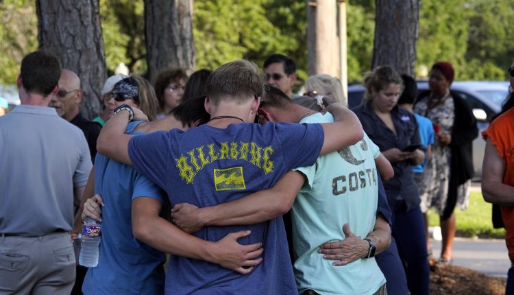 Un grupo de estudiantes del instituto Santa Fe se abrazan tras el ataque.