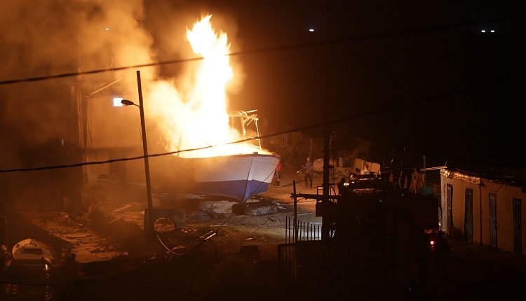 Barco incendiado en Gaza después de supuesto ataque aéreo israelí