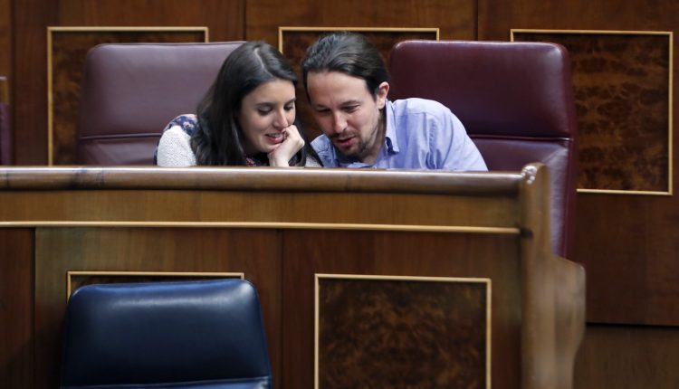 El líder de Podemos, Pablo Iglesias y la portavoz en el Congreso de la formación, Irene Montero, conversan momentos antes del debate de los PGE.