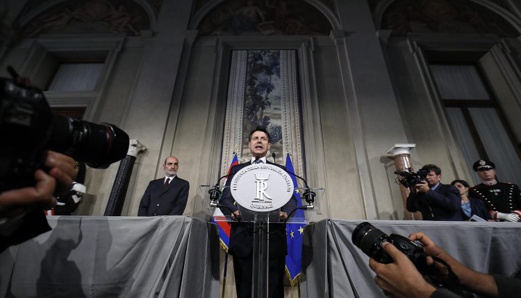 El jurista Giuseppe Conte, propuesto por el Movimiento 5 Estrellas (M5S) y la Liga Norte (LN) como primer ministro italiano, ofrece una rueda de prensa tras su reunión con el presidente de la República, Sergio Mattarella, en palacio del Quirina