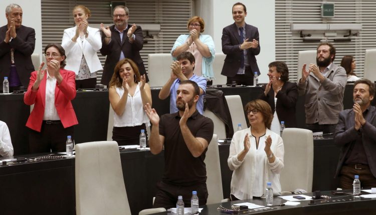 los-concejales-de-ahora-madrid-aplauden-tras-la-eleccion-de-manuela-carmena-efe